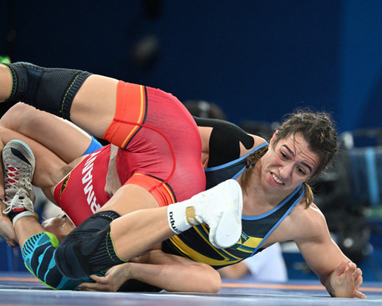 Giullia Penalber vence alemã na repescagem e tenta bronze inédito no wrestling em Paris-2024