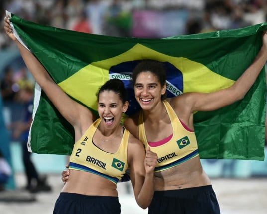 Duda e Ana Patrícia vencem, e Brasil é ouro no vôlei de praia