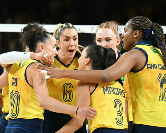 Seleção feminina de vôlei supera Turquia, ganha o bronze e se livra de frustração em Paris