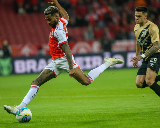 Inter empata com Athletico-PR no último lance, mas chega a 13 jogos sem vitória