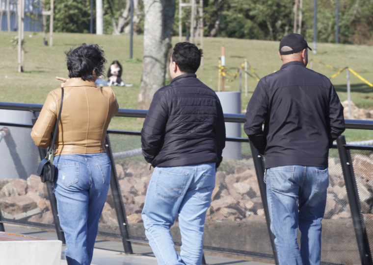 A partir deste domingo (20), o frio come&ccedil;a a ser sentido com mais for&ccedil;a. Cidades de diferentes regi&otilde;es do Estado devem registrar m&iacute;nimas abaixo de 10 &deg;C
