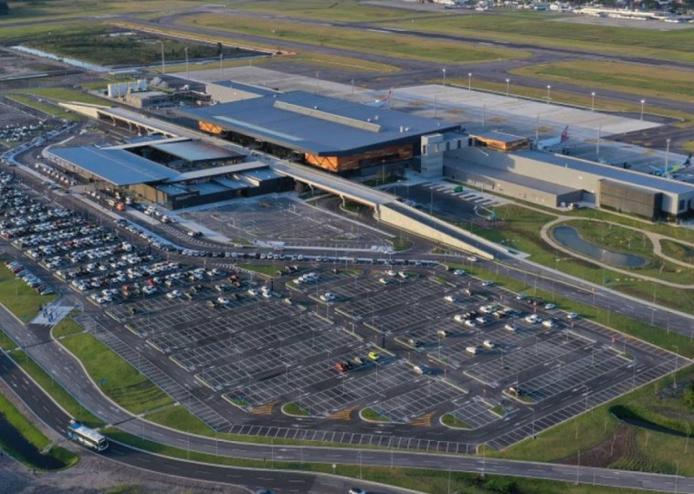 Até o momento, 54 voos foram cancelados e não há previsão para reabertura da pista

