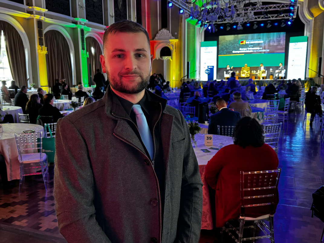 Meneghetti diz que a água levou até os caderninhos de anotação de compras dos clientes | PATRÍCIA COMUNELLO/ESPECIAL/JC