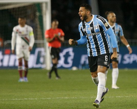 Grêmio busca virada contra Fluminense e sai em vantagem nas oitavas
