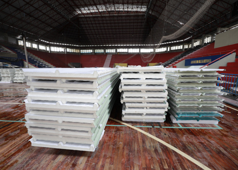 Trabalhos estão concentrados na parte inferior do elo direito do ginásio, abaixo das arquibancadas