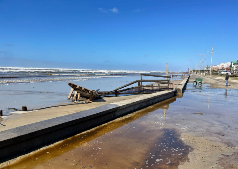 Força da água causou problemas nas passarelas de acesso à praia