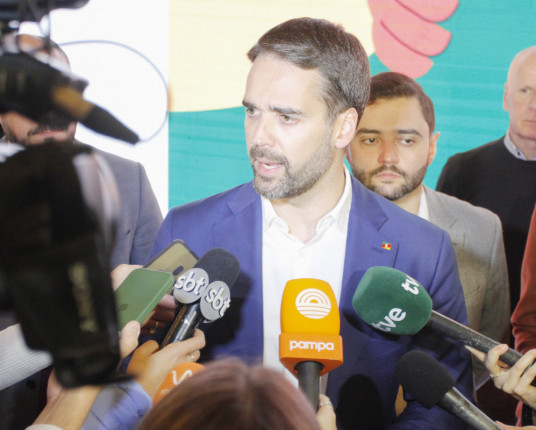 Eduardo Leite ameniza críticas ao governo federal, mas cobra menos burocracia