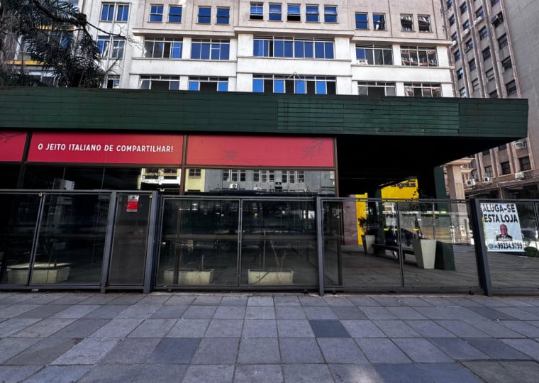No prédio que está para alugar, ficou a frase na fachada: "O jeito italiano de compartilhar"