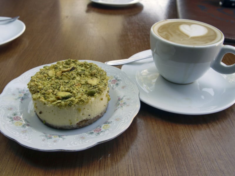 Capuccino e a mousseline de pistache, destaques do Caf&eacute; Imperador Foto: THAYN&Aacute; WEISSBACH/JC