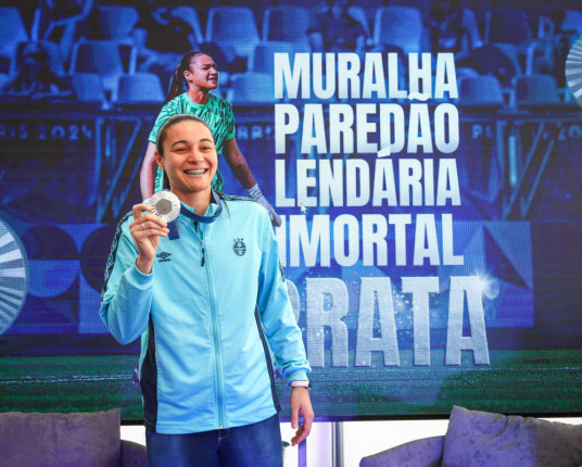 Medalha de prata em Paris, Lorena é recebida com homenagens pelo Grêmio
