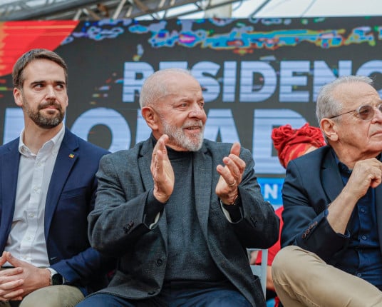 Lula e Leite trocam farpas em palanque em Porto Alegre