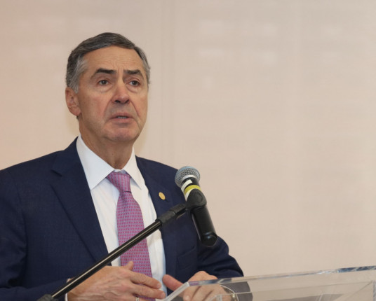 'Tempestade ficcional’, diz Barroso sobre polêmicas envolvendo Moraes