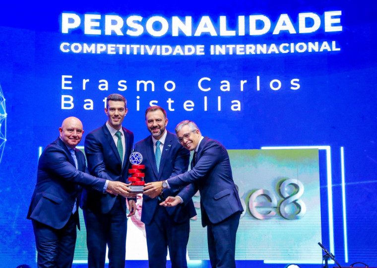 Erasmo Carlos Battistella (terceiro, da esquerda para a direita) recebeu o mérito a Personalidade Competitividade Internacional 2024