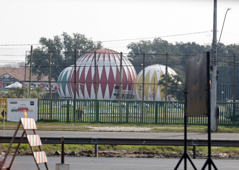 Em decorrência das enchentes de abril e maio, visitantes que saírem de Porto Alegre não poderão contar com o trem de superfície; obras na BR-116 também dificultam acesso