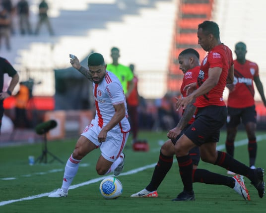 Pelo Brasileirão, Inter joga mal, perde para o lanterna Atlético-GO e freia reação