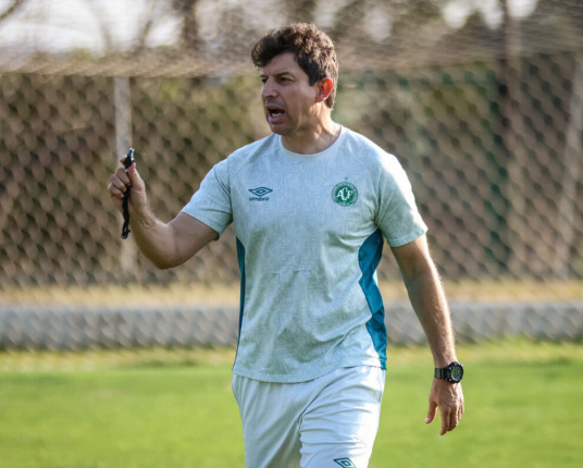 Chapecoense anuncia saída do técnico Tcheco após menos de duas semanas de trabalho