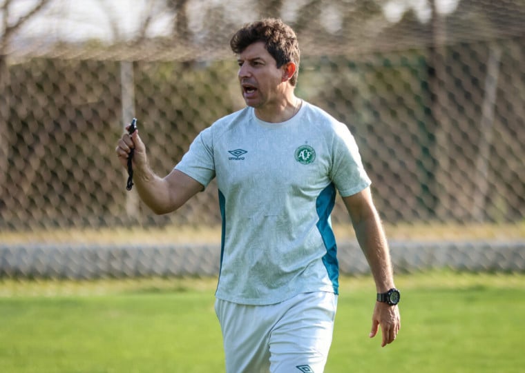 Tcheco assumiu a vaga de Umberto Louzer, que foi para o Atlético-GO