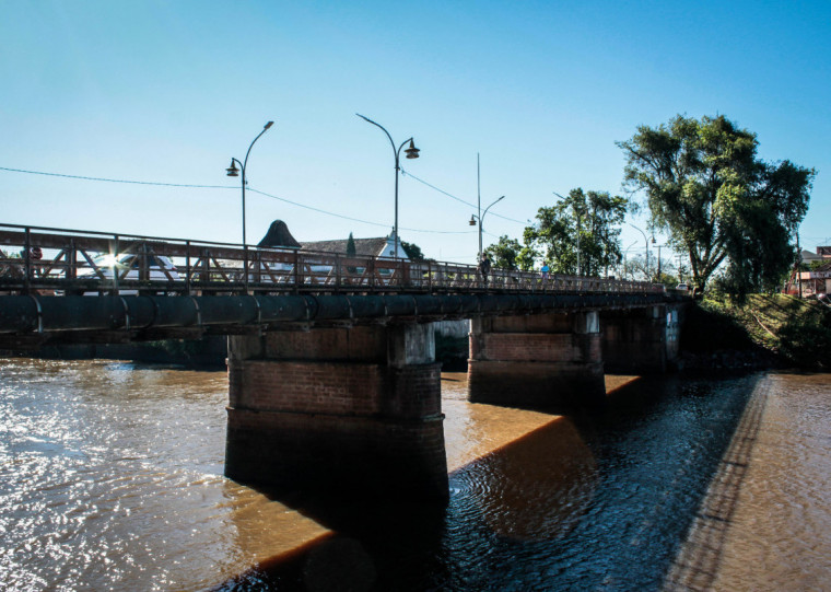 Construída em 1876, passagem de ferro se mantém em operação após três grandes enchentes na cidade