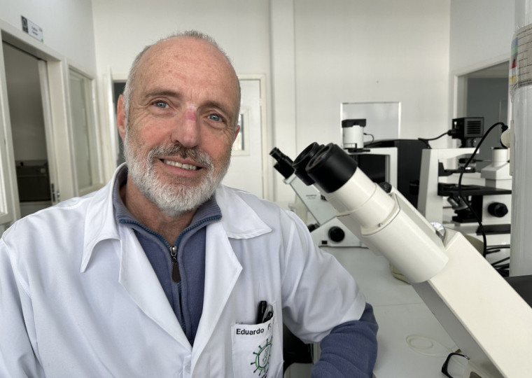 Eduardo Flores investe na pesquisa de vacinas contra vírus que afetam a produção animal