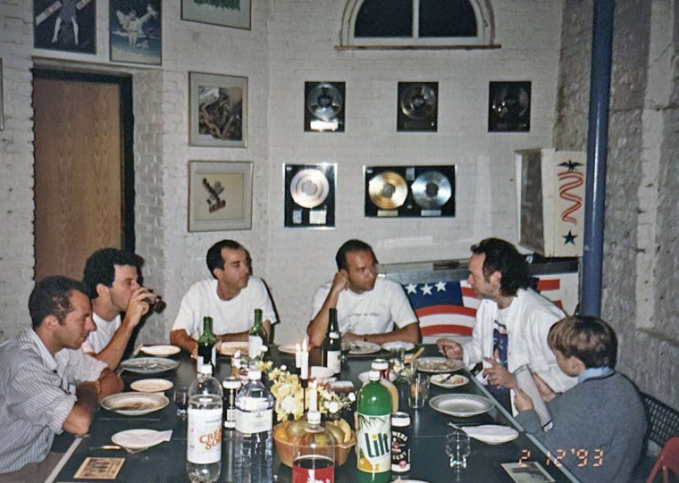 A obra  traz mais de 80 imagens do acervo pessoal de Barone, como um jantar em Londres no estúdio de Phil Manzanera, guitarrista da banda Roxy Music