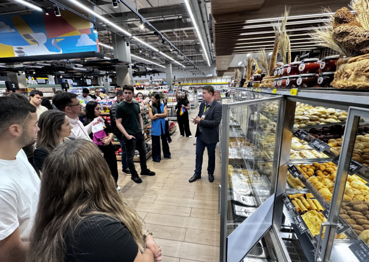 Grupo visitou a loja do Asun Pontal com características únicas pela localização e serviço 