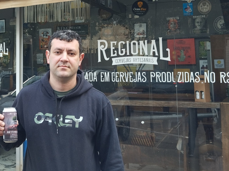 Max Vioni &eacute; o propriet&aacute;rio do Regional Cervejas Artesanais Foto: ST&Eacute;FANI RODRIGUES/ESPECIAL/JC