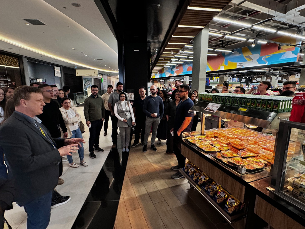 Novakowski, do Asun, explicou que porções de refeições atraem público no shopping | PATRÍCIA COMUNELLO/ESPECIAL/JC