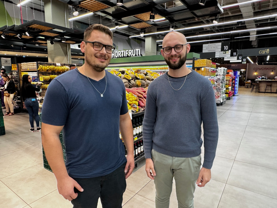 Gaúchos Ávila (esq) e Keil citam que a loja entrega serviço em cada metro quadrado | PATRÍCIA COMUNELLO/ESPECIAL/JC