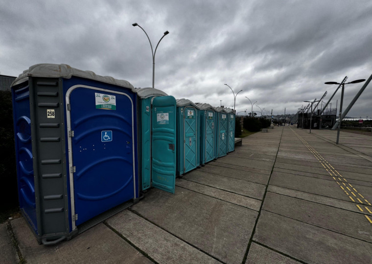 Condição de banheiros químicos no trecho 3 da orla, em frente à pista de skate, gera reclamação