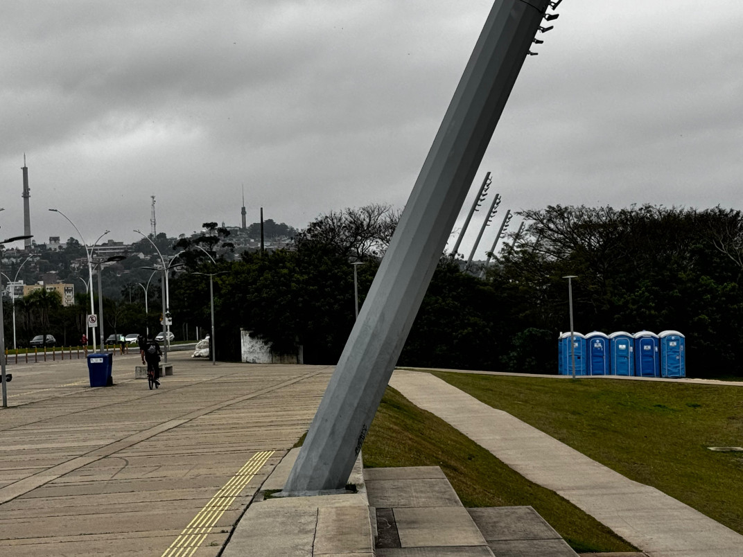 Banheiros qu&iacute;micos foram instalados ap&oacute;s a inunda&ccedil;&atilde;o destruir os banheiros permanentes  | PATR&Iacute;CIA COMUNELLO/ESPECIAL/JC