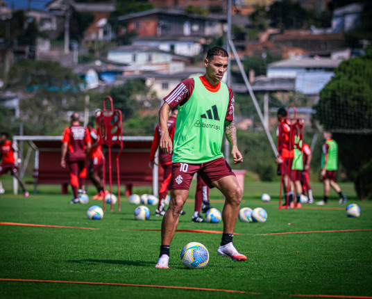 A partir da evolução nos treinos, Roger deve montar o Inter com Alan Patrick e Borré