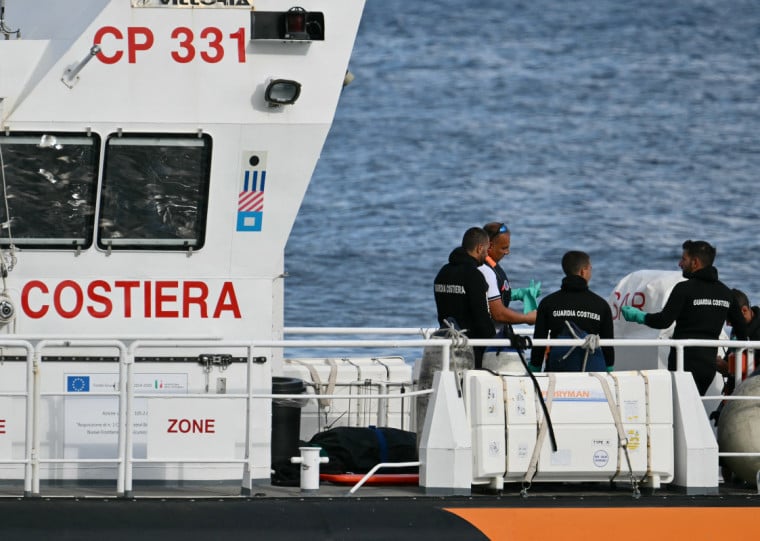 Veículo havia sido afundado por tromba d'água no início da semana