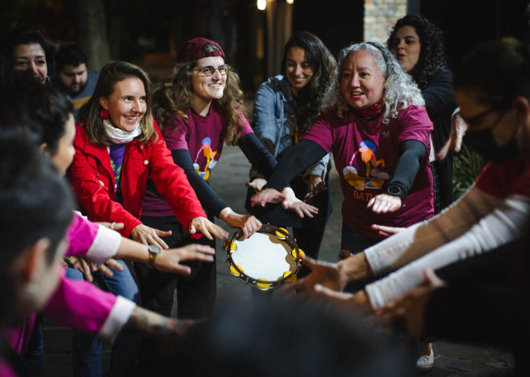 Com Biba Meira, Julia Pianta e Madalena Rasslan na condução da imersão, samba volta ao projeto das Batucas nesta sexta-feira (23)