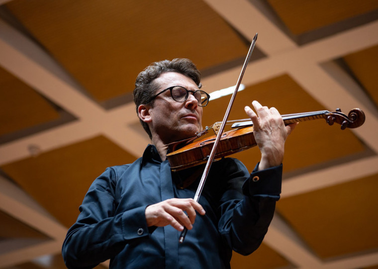 Gustavo Surgik e sua irmÃÂ£ Ana Helena interpretam Concerto Duplo para Violino e Violoncelo ao lado da Orquestra