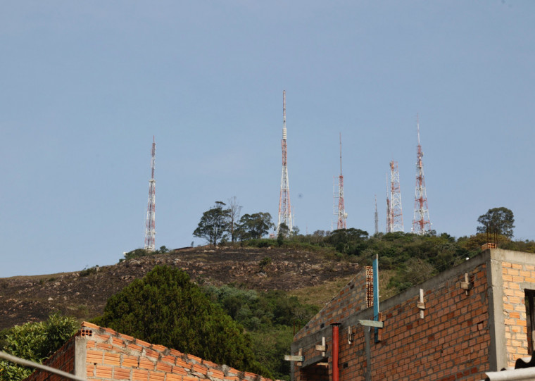 As chamas se restringem à vegetação e estão no sentido contrário das casas