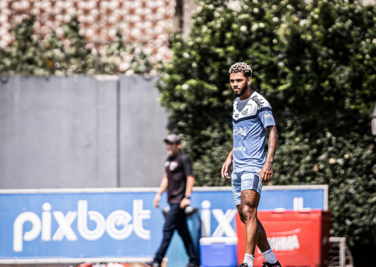 Lateral-direito de 22 anos estava fora dos planos do técnico Fábio Carille