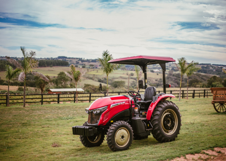 O trator YM 347, agora fabricado no Brasil, está na linha de máquinas de 24cv até 105cv da Yanmar
