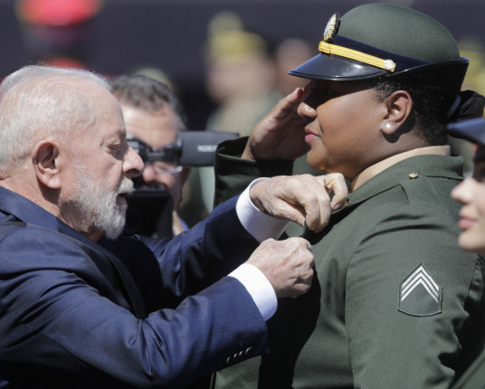 Exército condecora medalhistas olímpicos em cerimônia com a presença de Lula