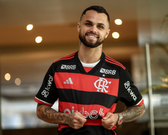 Flamengo oficializa o retorno do atacante Michael até dezembro de 2028