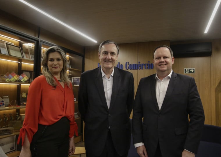 O diretor regional do Bradesco, Cesar Silvany (c), entre os gerentes regionais do banco, Marguit Klein e Gustavo Rodrigues Dutra, em visita ao JC