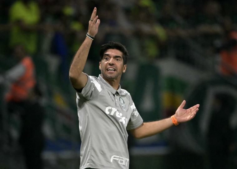  Abel citou "problemas emocionais" no elenco, mas não se aprofundou sobre o tema