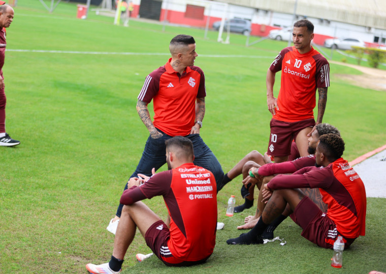 Ídolo argentino teve seu primeiro dia como diretor esportivo no CT de Alvorada 