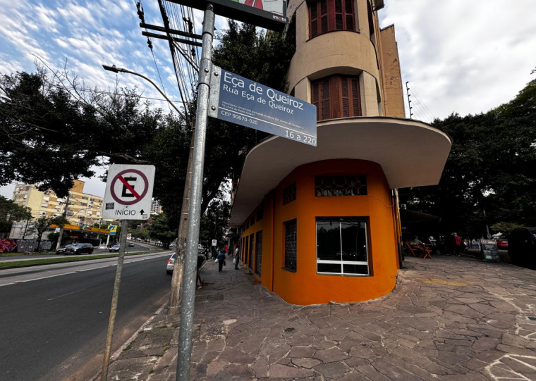 Ponto ganhou nova cor na esquina da avenida Protásio Alves com rua Eça de Queiroz