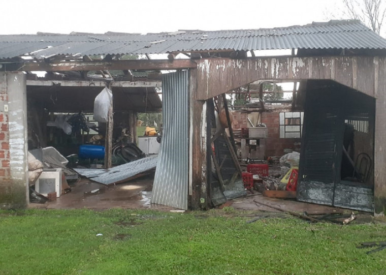 Residências, postes de luz e vegetação foram atingidas por vendaval