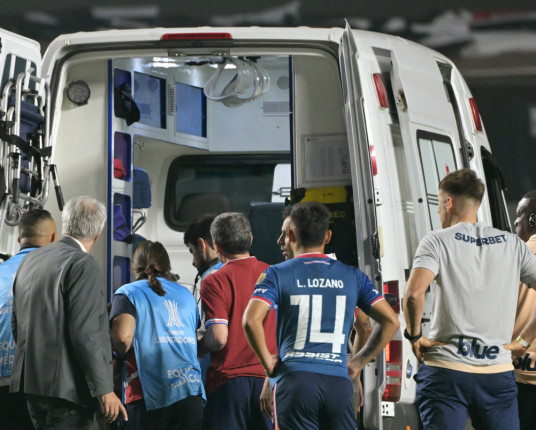 Jogador do Nacional é internado após sofrer arritmia cardíaca em jogo com São Paulo no MorumBis