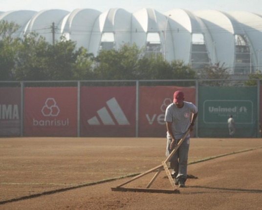 Com Valencia no banco, Roger indica Borré entre os titulares contra o Cruzeiro, no Beira-Rio
