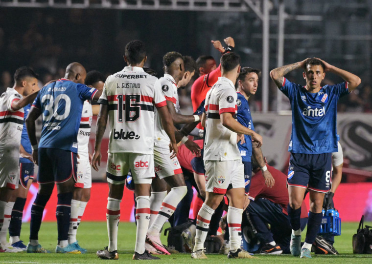 Juan Izquierdo caiu no gramado do MorumBis aos 38 minutos do segundo tempo