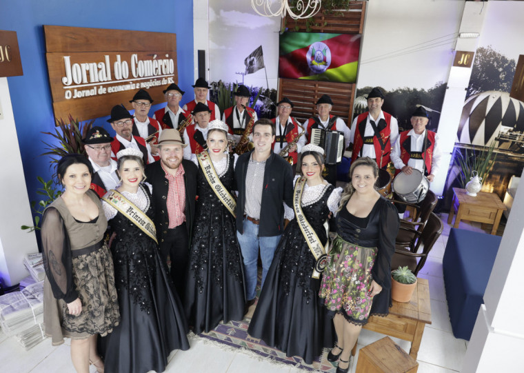 Corte da 35ª Oktoberfest de Igrejinha visita Casa do JC, durante 47ª Expointer