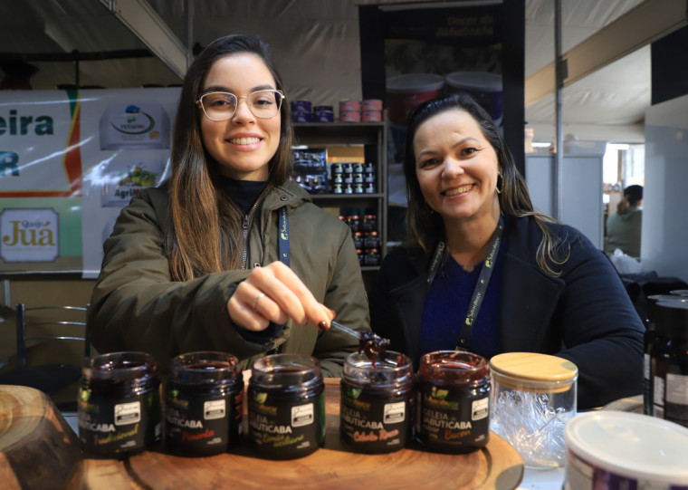 Tarsila e sua mãe Meire dizem que Expointer ajuda seu negócio a expandir no Estado 