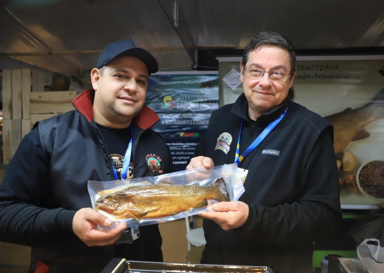 Gleverson Oliveira e Menandro Cintra levam peixe defumado artesanal pela primeira vez ao Pavilhão da Agricultura Familiar